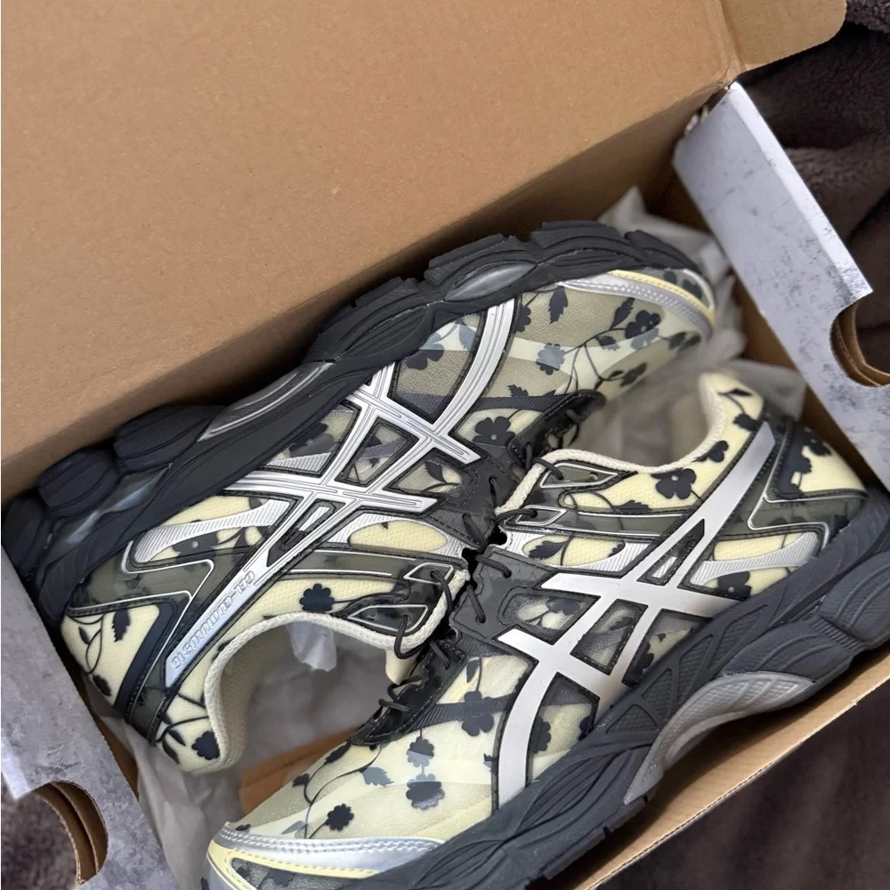 ASICS Floral Pattern Running Sneakers in Cream & Black - Picture 3 of 11